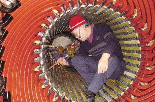 西安泰富西瑪電機(jī)吳高治、劉長安、張衛(wèi)華榮獲西安市勞動(dòng)模范榮譽(yù)稱號(hào)。