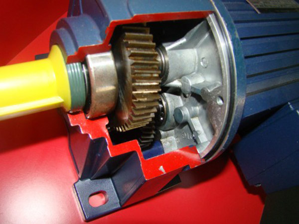 機(jī)械裝配西瑪電機(jī)時(shí),軸頭裝鏈輪可涂抹黃油,可更快裝配好。